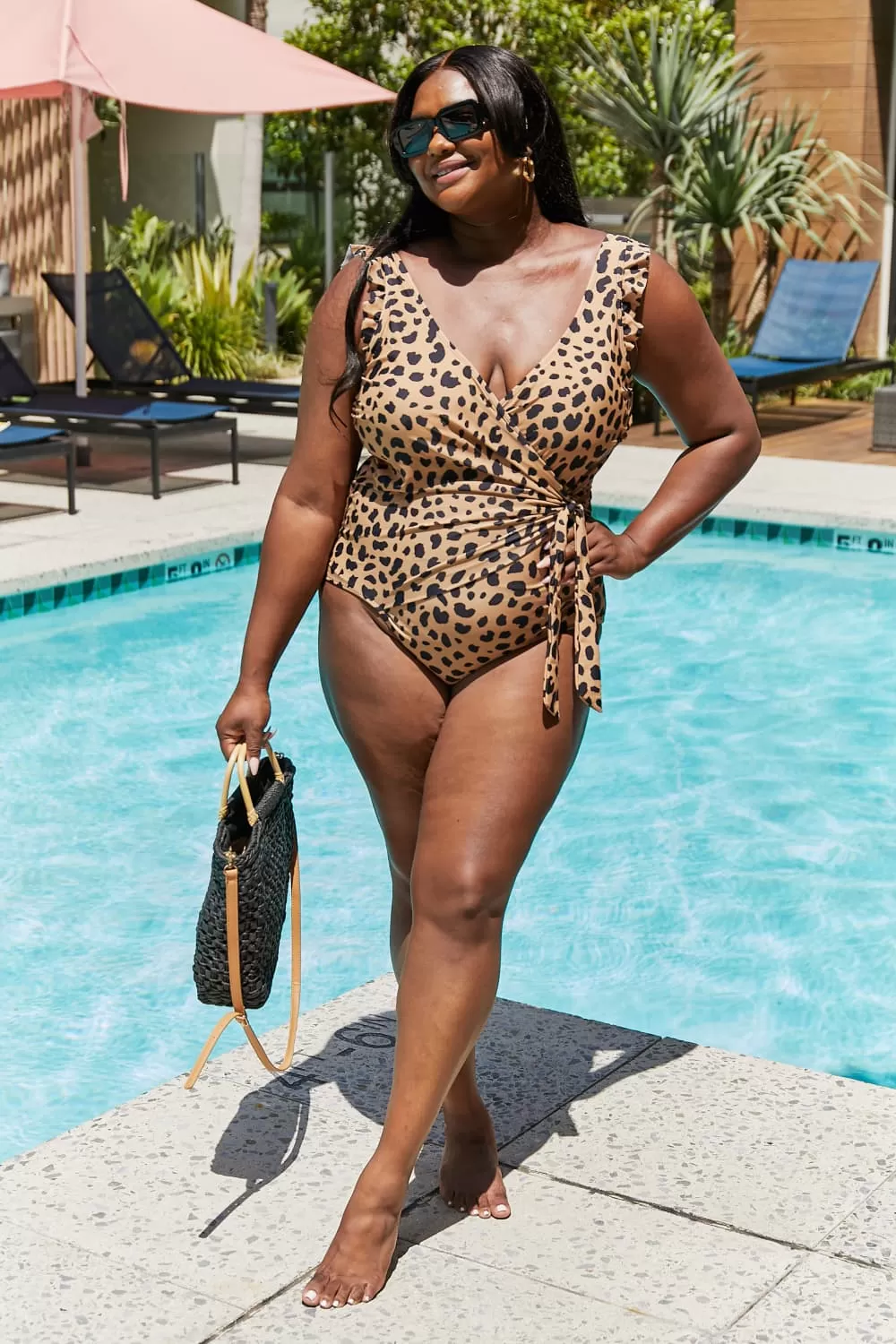 Damen Marina West Swim Plus Size Float On Ruffle Faux Wrap Einteiler in Leoparden-Mutter-Tochter-Bademode