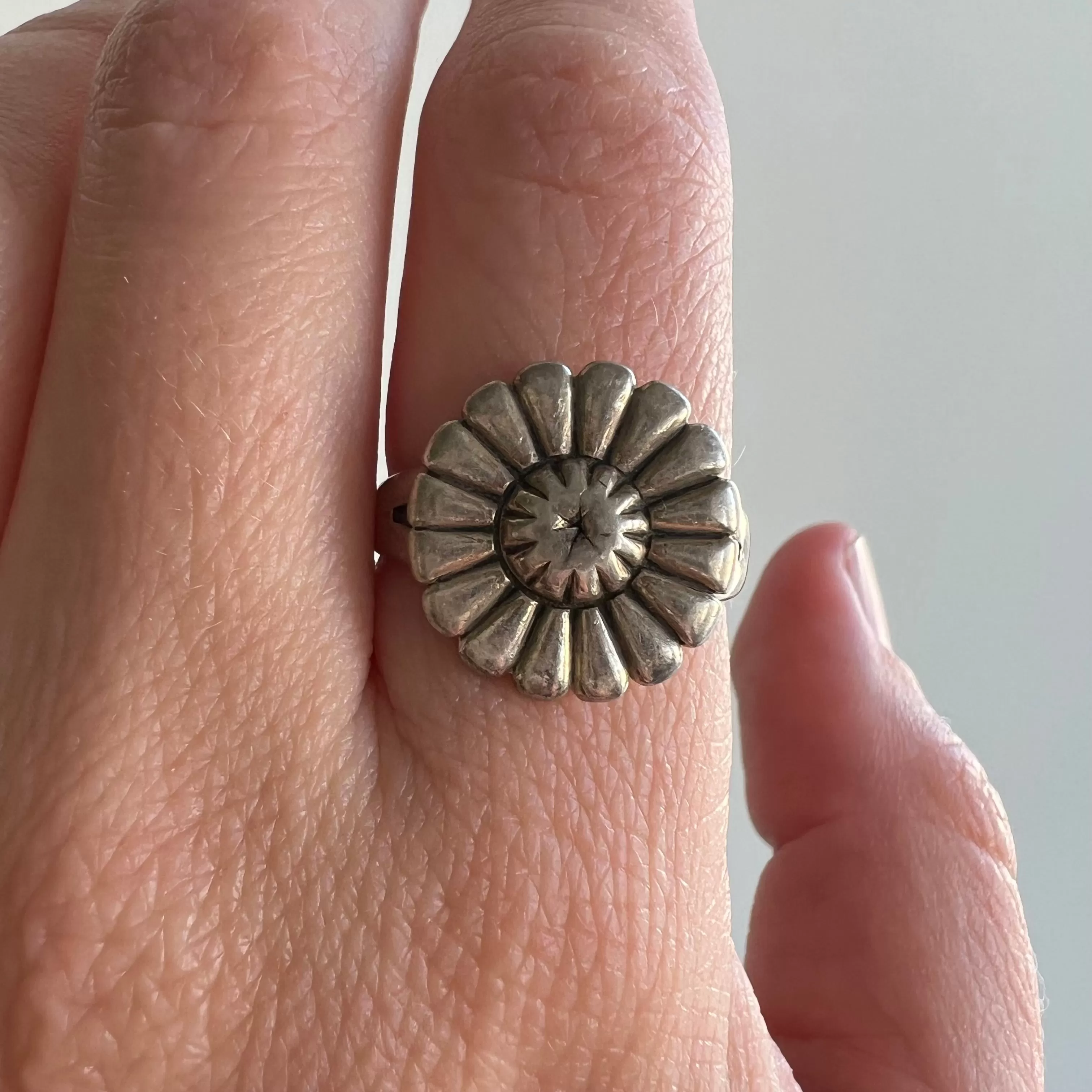 V I N T A G E // pinwheel daisy / southwestern sterling silver ring / size 7.25