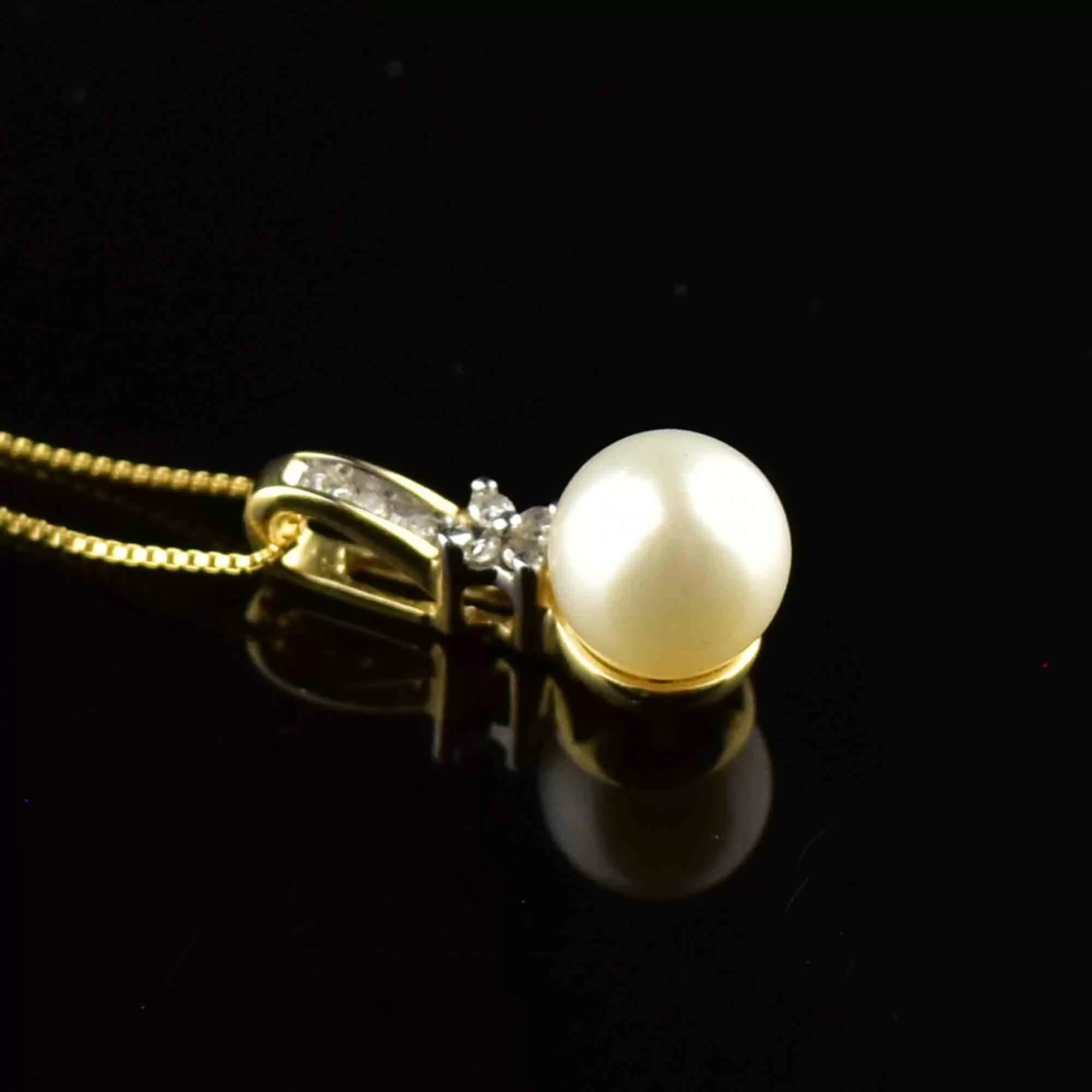 Vintage 10K Gold Diamond Pearl Pendant Necklace